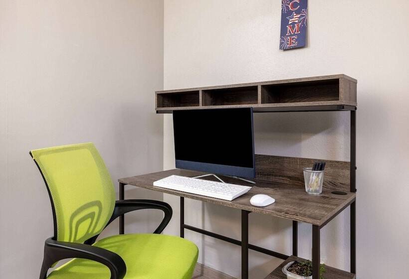 فندق على الطريق Super 8 By Wyndham Pratt