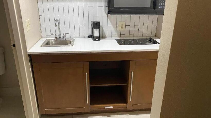 هتل Baymont By Wyndham Odessa University Area