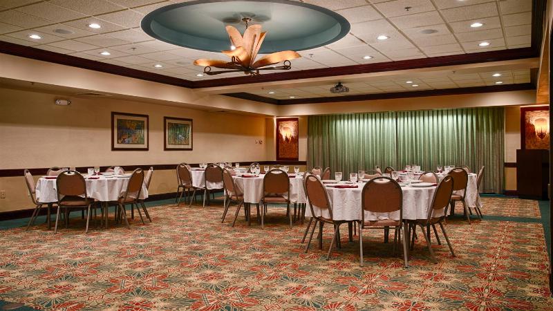 בית מלון כפרי Best Western Aku Tiki Inn