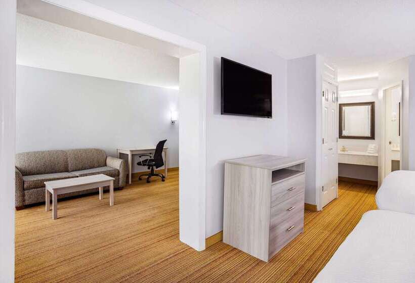 هتل Days Inn & Suites By Wyndham Colonial