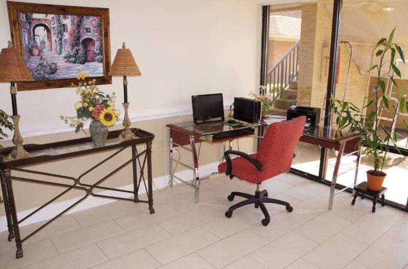 هتل Days Inn & Suites By Wyndham Colonial