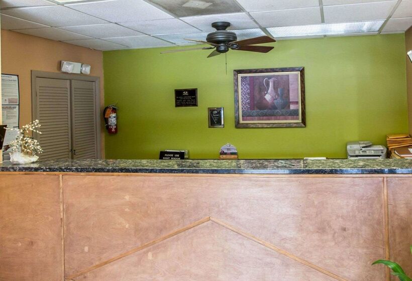 هتل Econo Lodge Biltmore