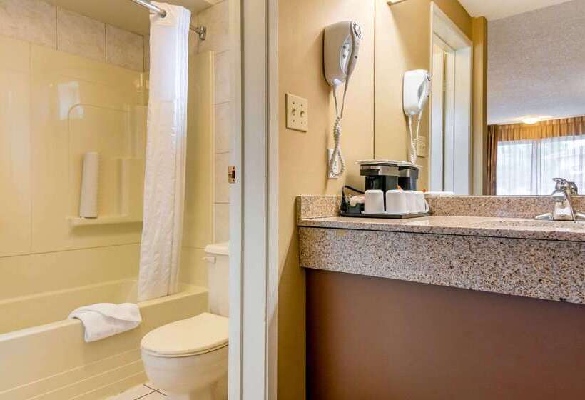 هتل Econo Lodge Inn & Suites
