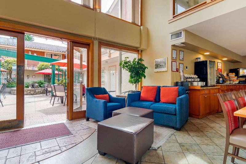 هتل Econo Lodge Inn & Suites