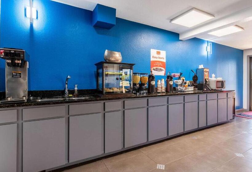 هتل Econo Lodge Inn & Suites