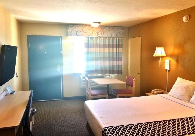 هتل Econo Lodge Inn & Suites