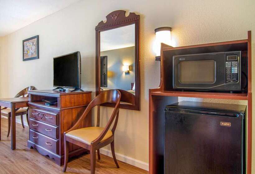 فندق Econo Lodge Inn & Suites