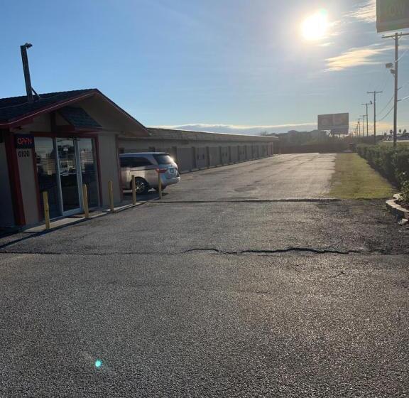 Отель Regency Inn & Suites By Oyo Bay City