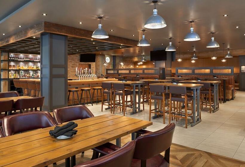 هتل Four Points By Sheraton Windsor Downtown