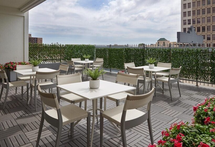 هتل Four Points By Sheraton Windsor Downtown