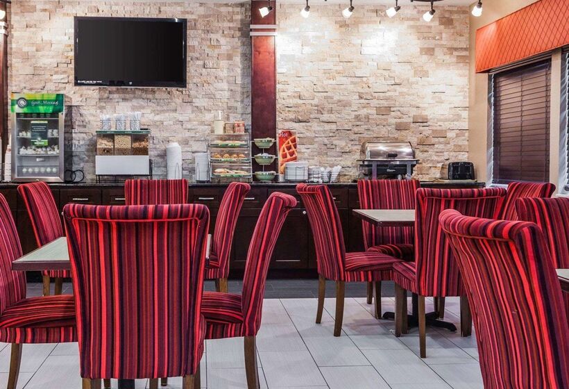 هتل Quality Inn & Suites Des Moines Airport