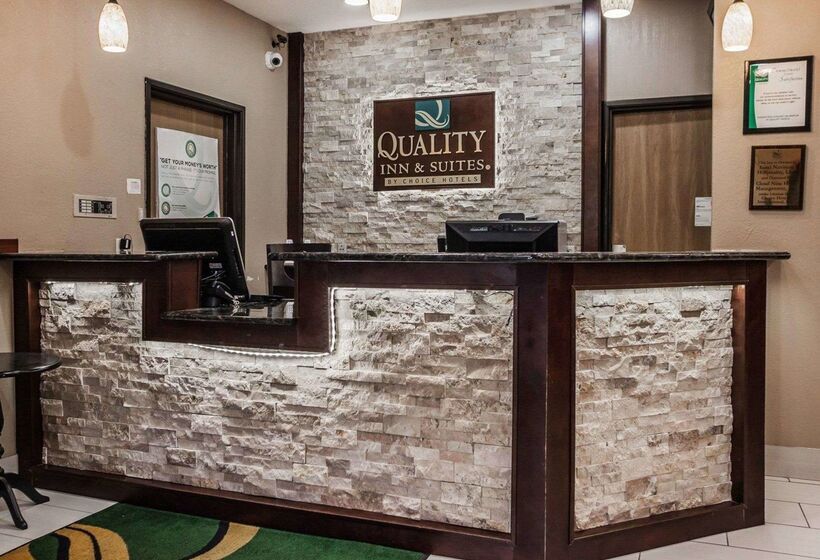 هتل Quality Inn & Suites Des Moines Airport