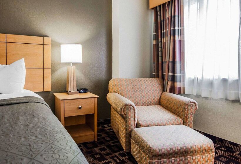 هتل Quality Inn & Suites Des Moines Airport