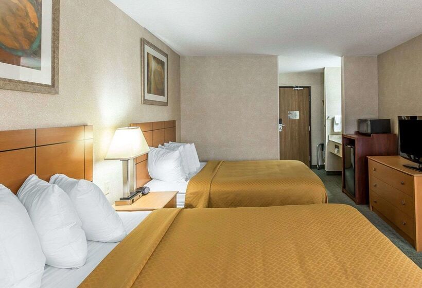 هتل Quality Inn At Collins Road  Cedar Rapids