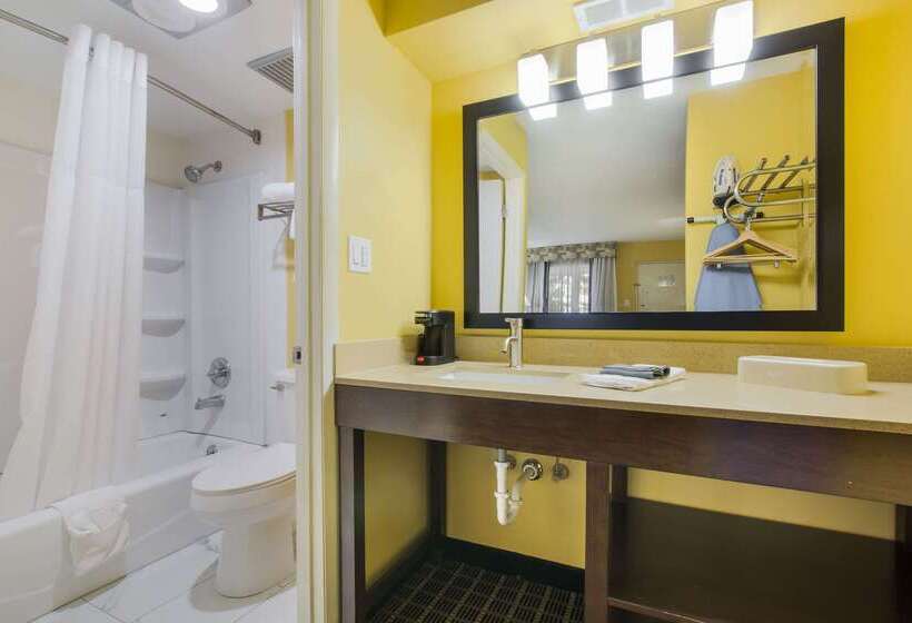 Отель Quality Inn