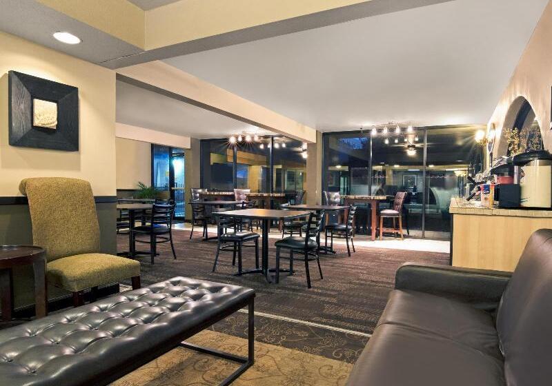 هتل Ramada By Wyndham Austin South