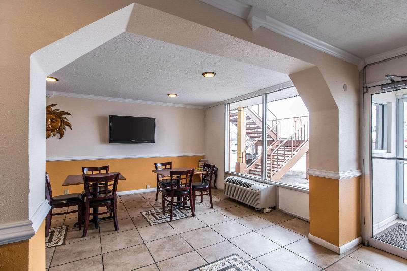 בית מלון כפרי Rodeway Inn