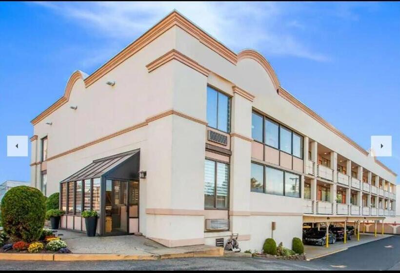 فندق Super 8 By Wyndham Meadowlands