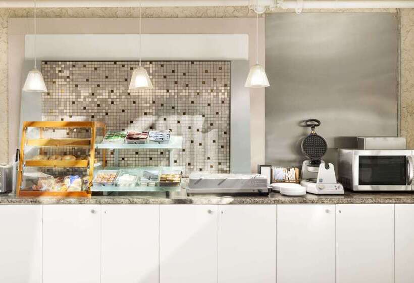 בית מלון כפרי Days Inn By Wyndham Lethbridge