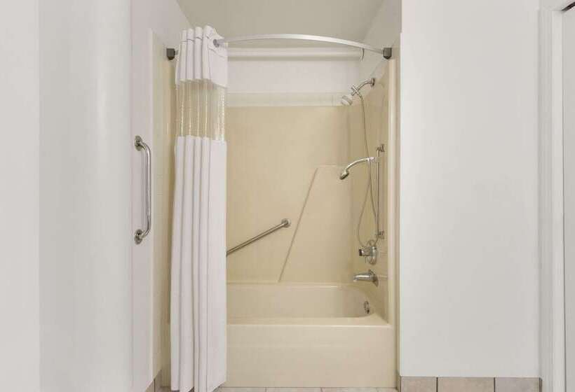 בית מלון כפרי Days Inn By Wyndham Lethbridge