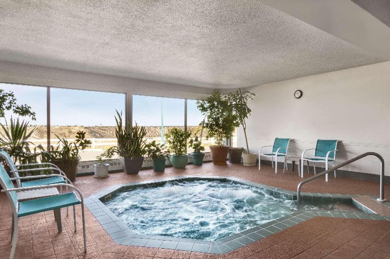 בית מלון כפרי Days Inn By Wyndham Lethbridge