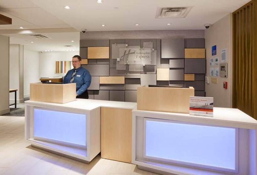 Отель Holiday Inn Express Roseville St. Paul, An Ihg