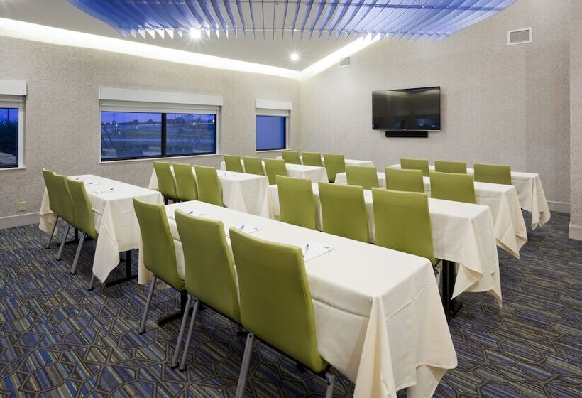 Отель Holiday Inn Express Roseville St. Paul, An Ihg