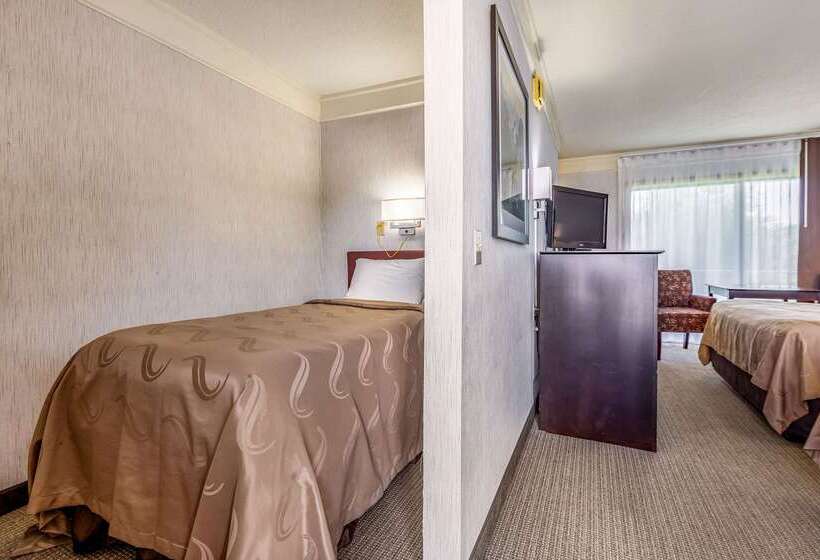 בית מלון כפרי Quality Inn Lakefront