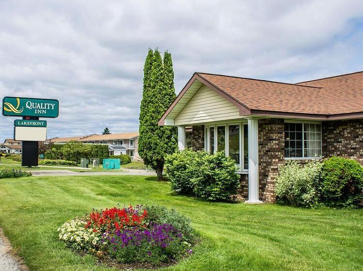 בית מלון כפרי Quality Inn Lakefront