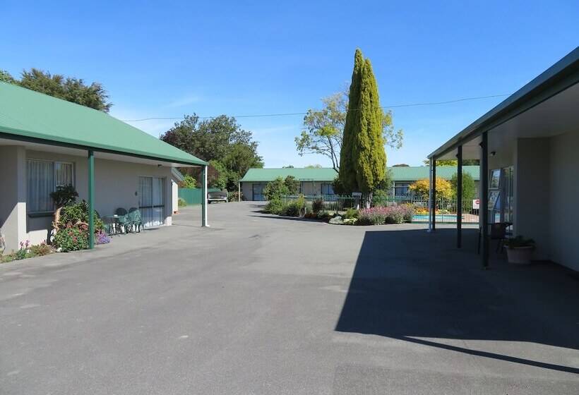 Commodore Court Motel