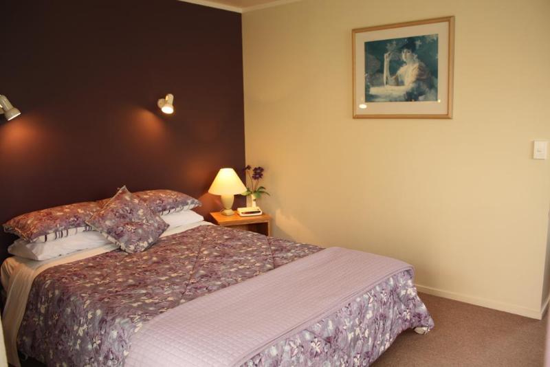 Commodore Court Motel