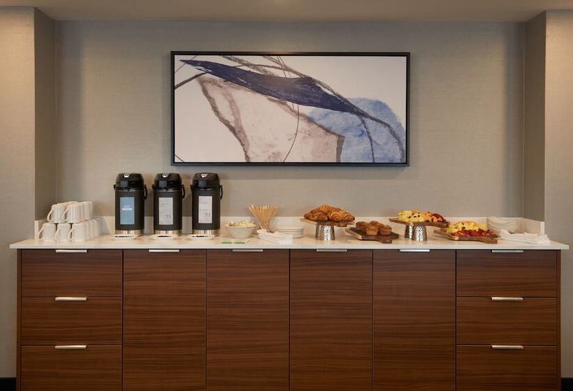 هتل Courtyard By Marriott Kitchener