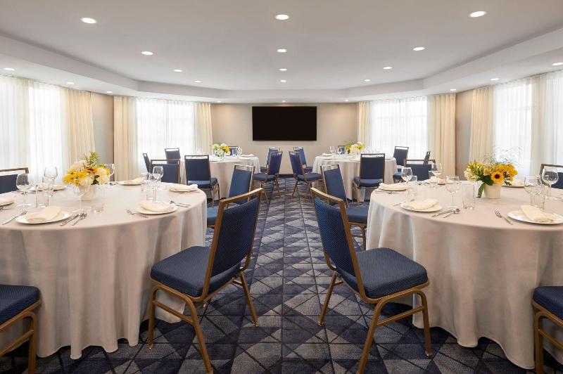 هتل Courtyard By Marriott Kitchener