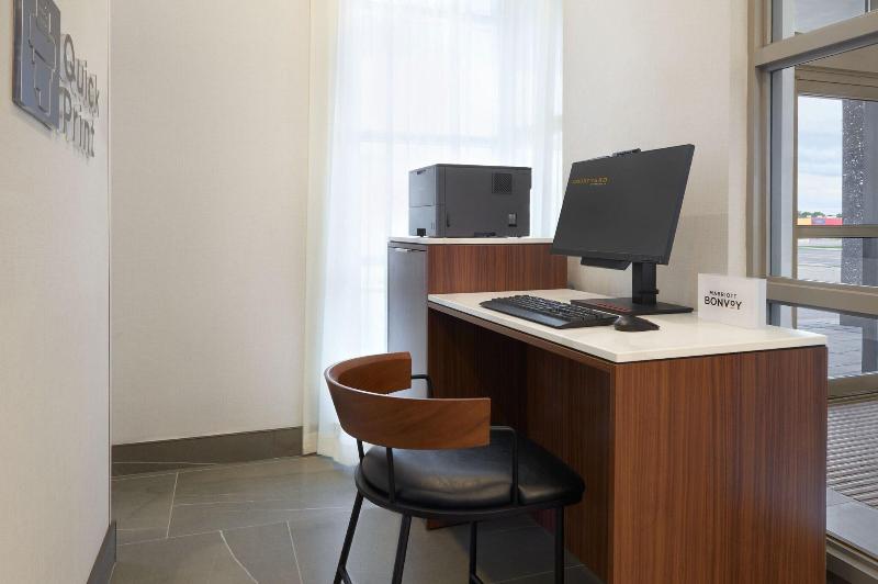 هتل Courtyard By Marriott Kitchener