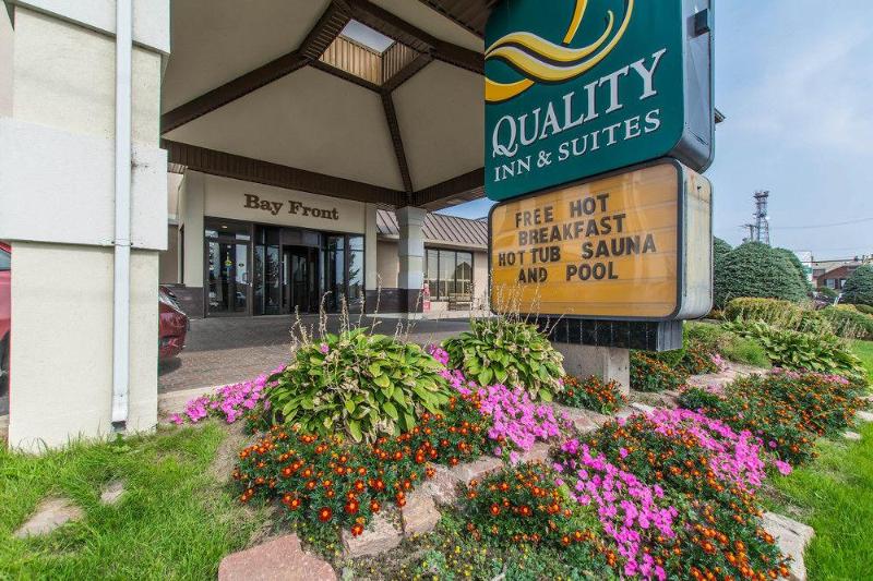 Отель Quality Inn & Suites Bay Front