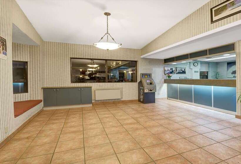 هتل Super 8 By Wyndham Niagara Falls North