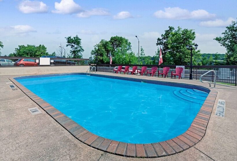 هتل Super 8 By Wyndham Niagara Falls North