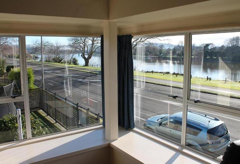 Riverview Motel