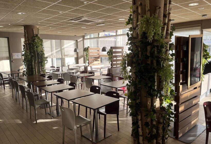 בית מלון כפרי Campanile Paris Ouest Chaville