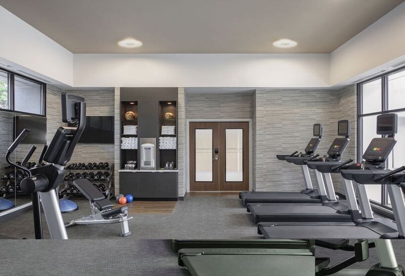 هتل Courtyard By Marriott Greensboro