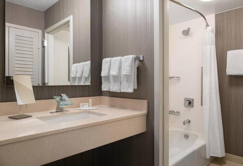 هتل Courtyard By Marriott Las Vegas Convention Center