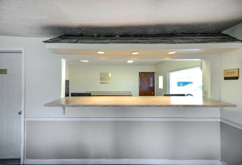 فندق Econo Lodge Inn & Suites