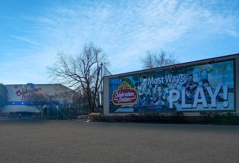 هتل Holiday Inn Express & Suites Greensboro   I 40 Atwendover, An Ihg