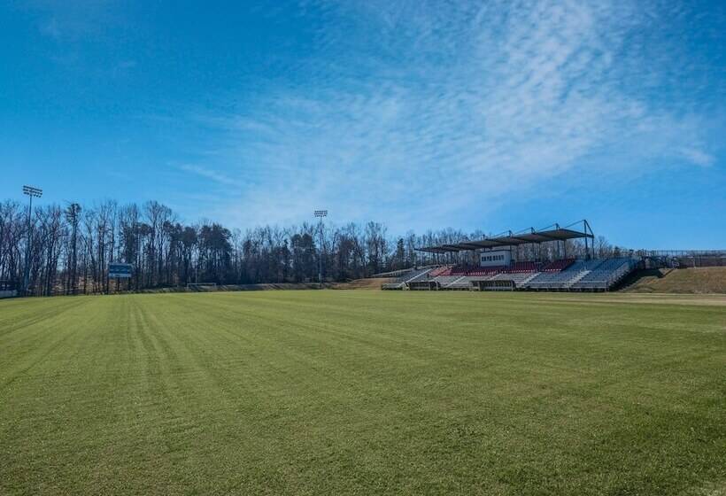 هتل Holiday Inn Express & Suites Greensboro   I 40 Atwendover, An Ihg