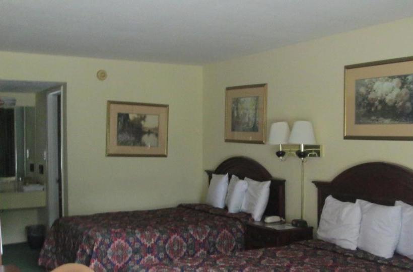 בית מלון כפרי Regency Inn Fayetteville/fort Bragg