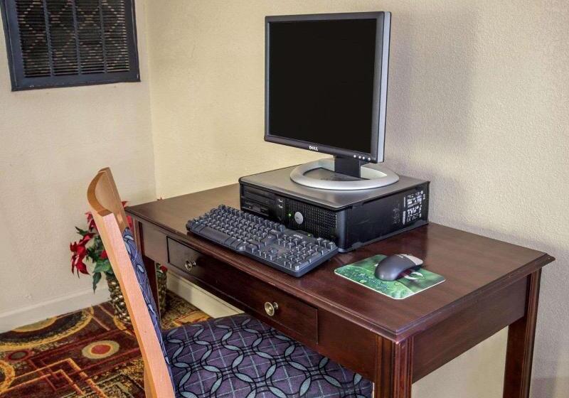 ホテル Rodeway Inn & Suites Plymouth Hwy 64