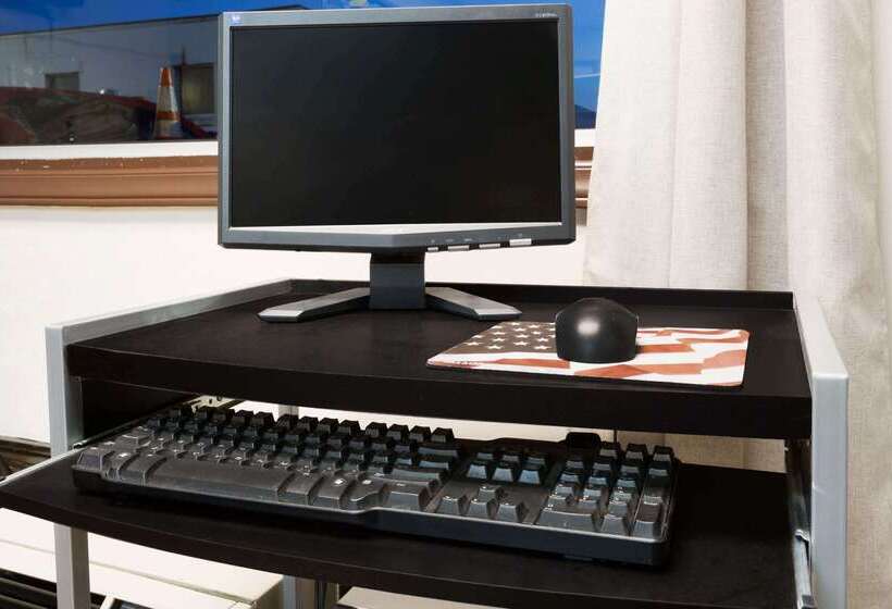 هتل Super 8 By Wyndham Greensboro