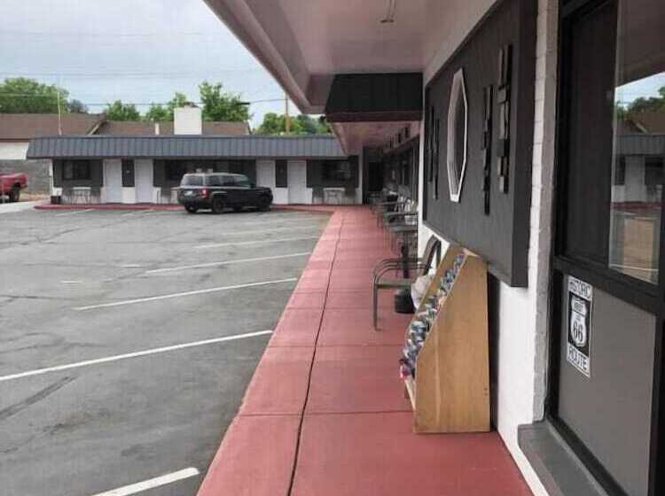 Highlander Motel