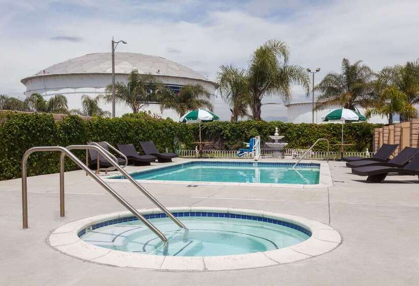 Отель Days Inn & Suites By Wyndham South Gate