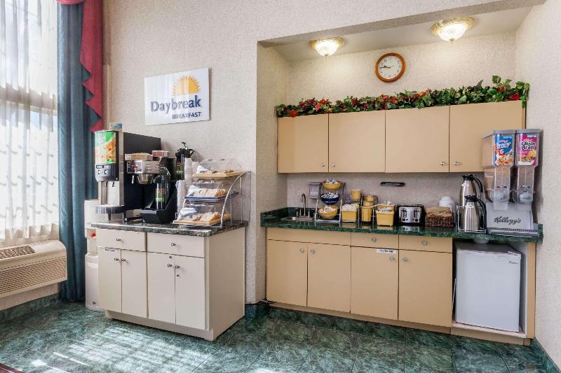 Отель Days Inn & Suites By Wyndham South Gate